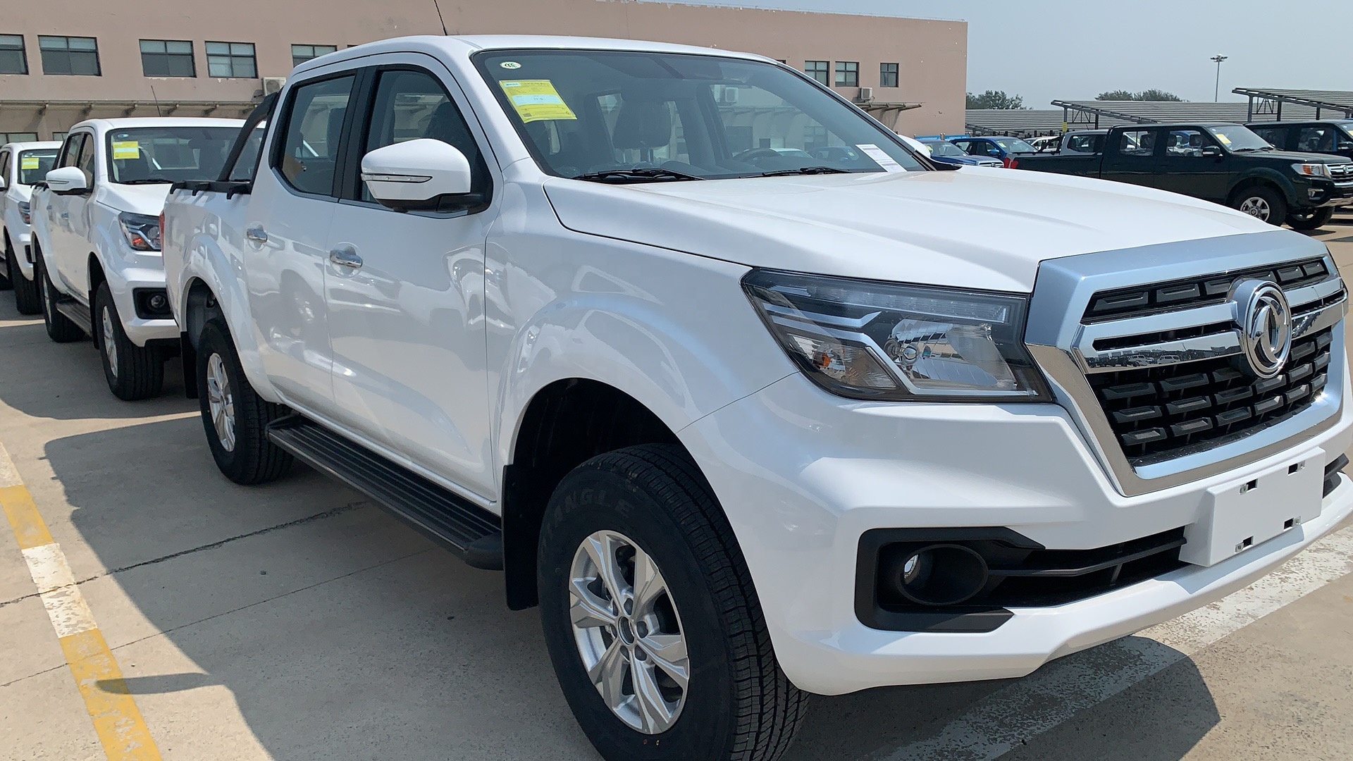 DFAC 4WD 2T Civilian Pickup Cargo Truck With Different Color Diesel Gasoline Engine