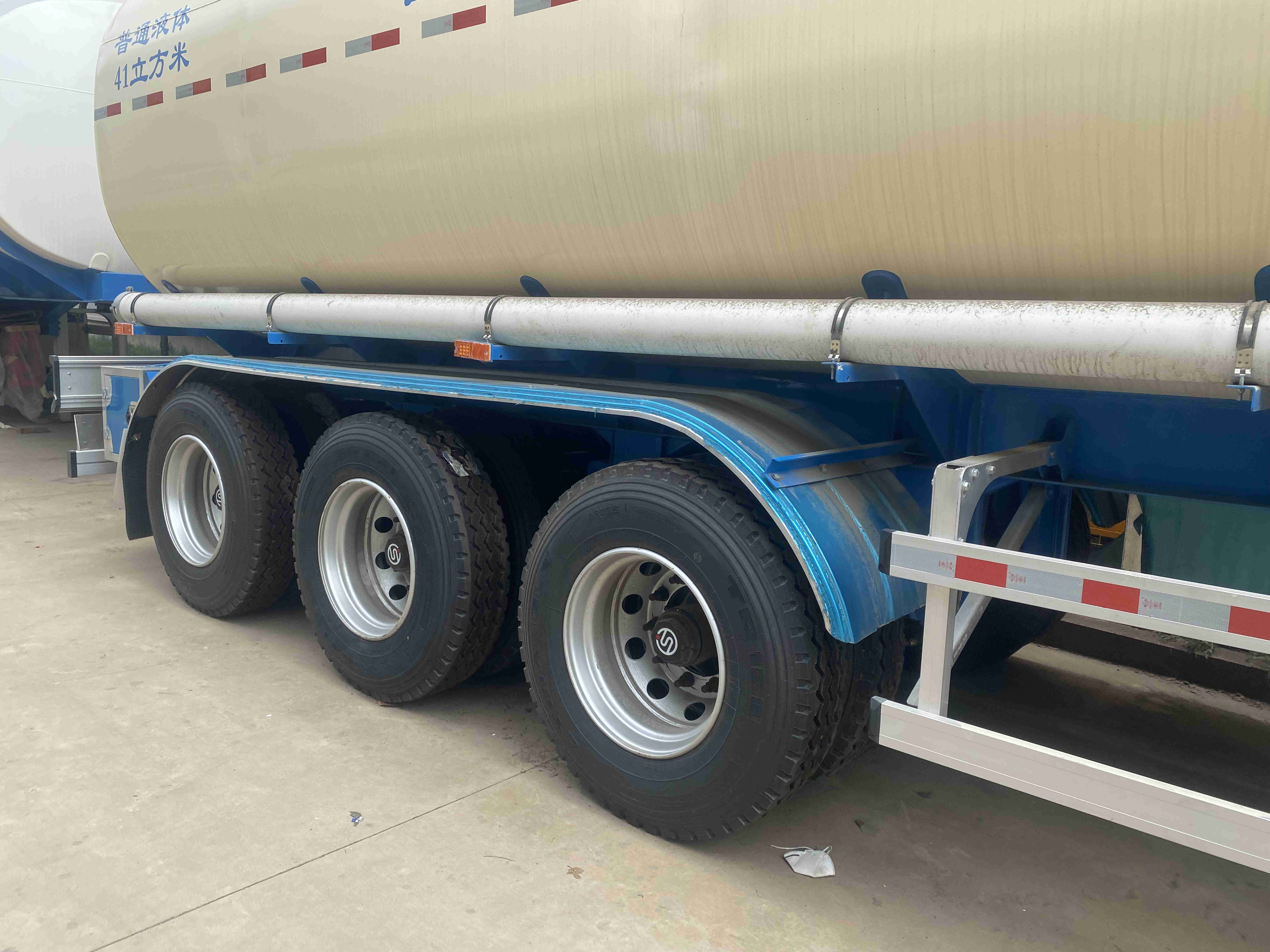CIMC 3 axis carbon steel 20 to 30 cbms Cryogenic liquid oxygen hydrogen natural gas transport pressure vessel tank truck trailer