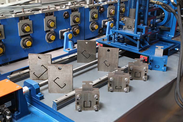 Easy Operate Metal Stud And Track Roll Forming Machine For Multi Profiles 30-40m/Min