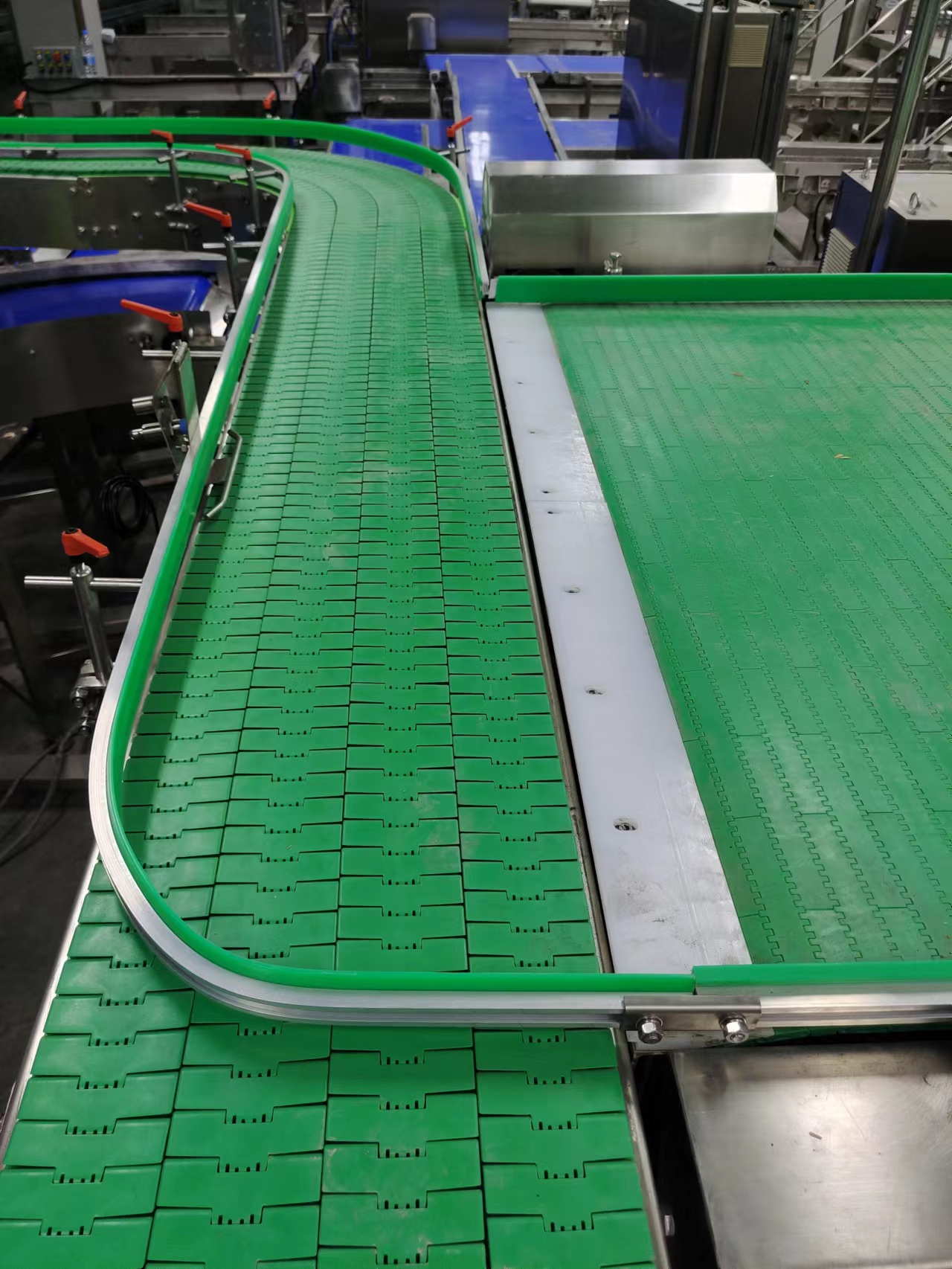 Food Canned Bottles Conveying Slat Top Chain Conveyor For Industry Packaging Line