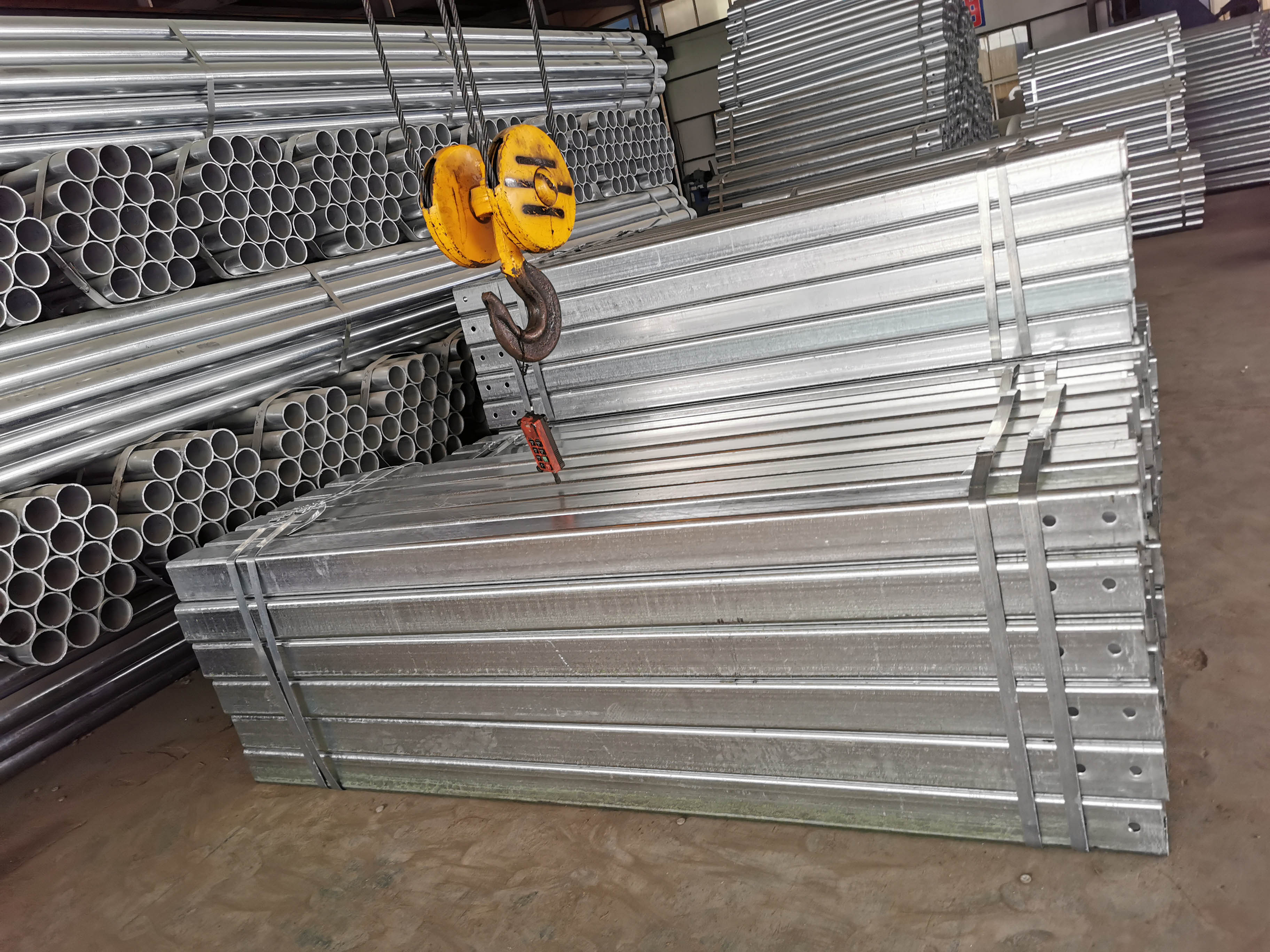 AASHTO M-180 Hot Dip Galvanized Guardrail Crash Barrier for Road Safety
