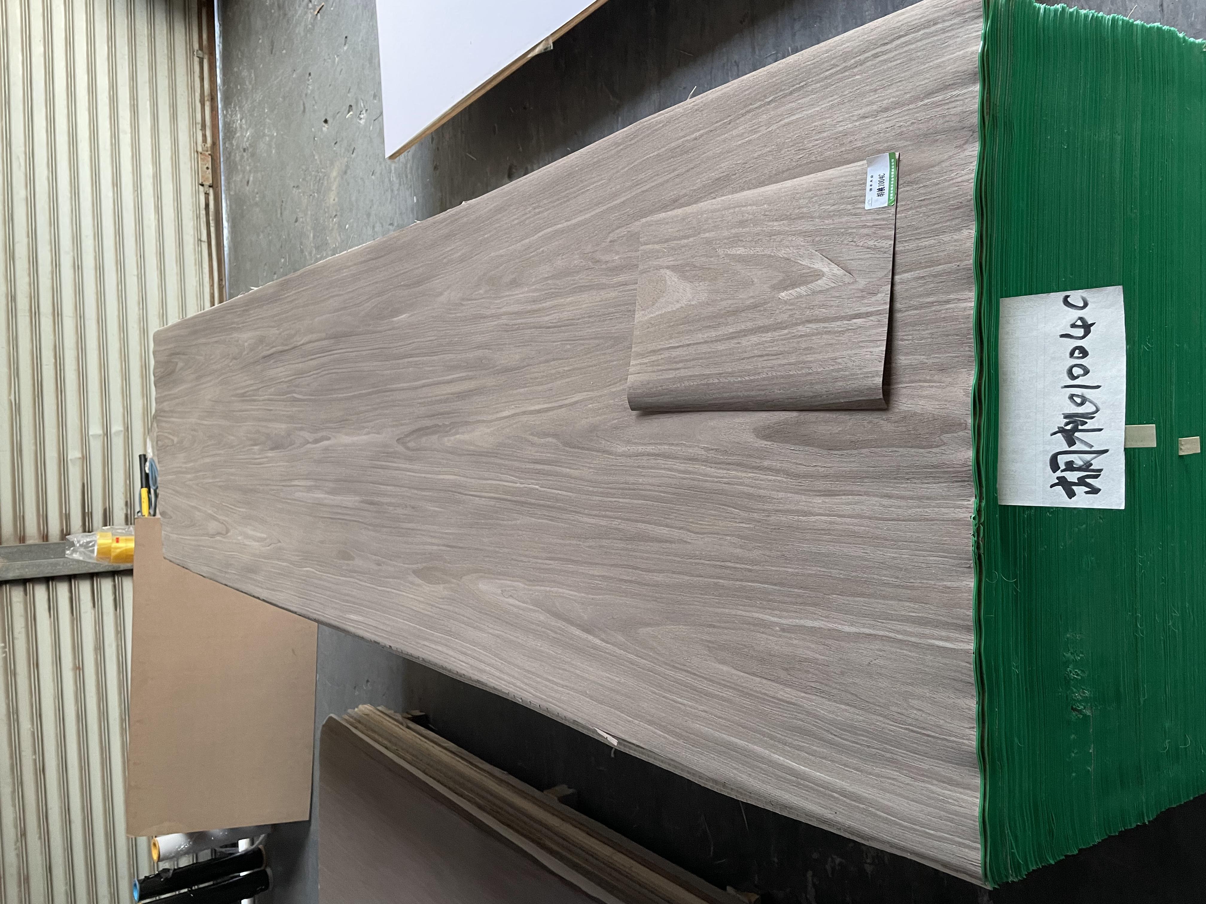 New Design Engineered Reconstituted Walnut Wood Veneer Color DIY Craft Art 2500*640 MM For Door Table Skin