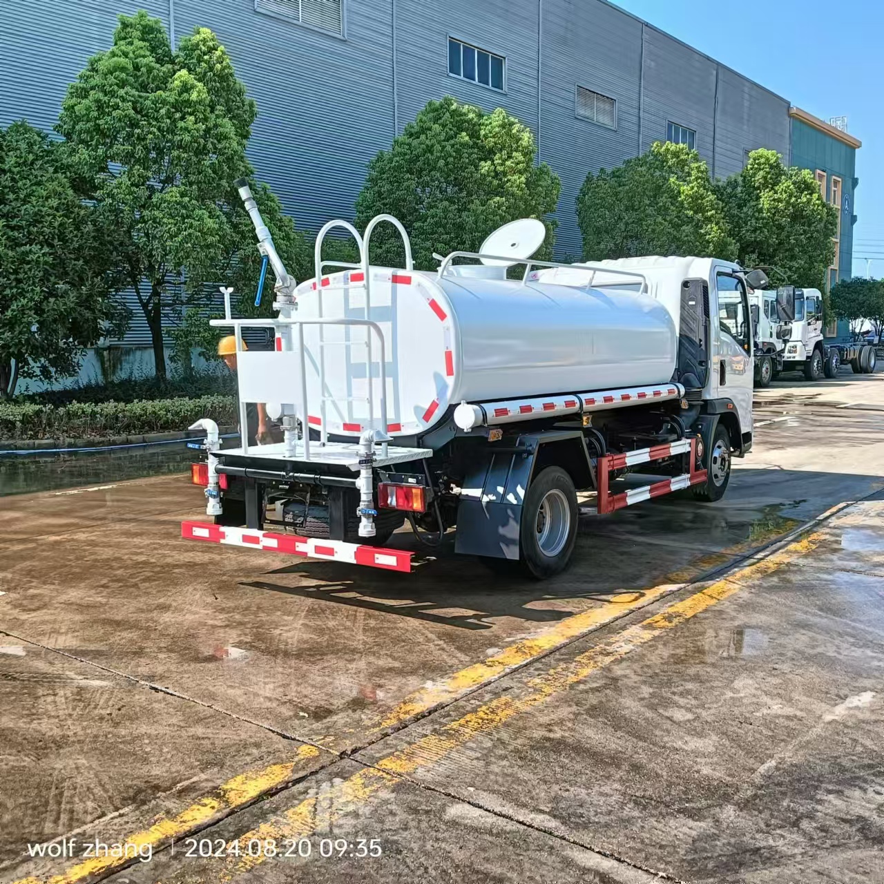 SINOTRUCK Cummins 350hp 10-16 Cubic Meter Gear Box 8 Degreewater Truck for Watering Plants,rushing Roads