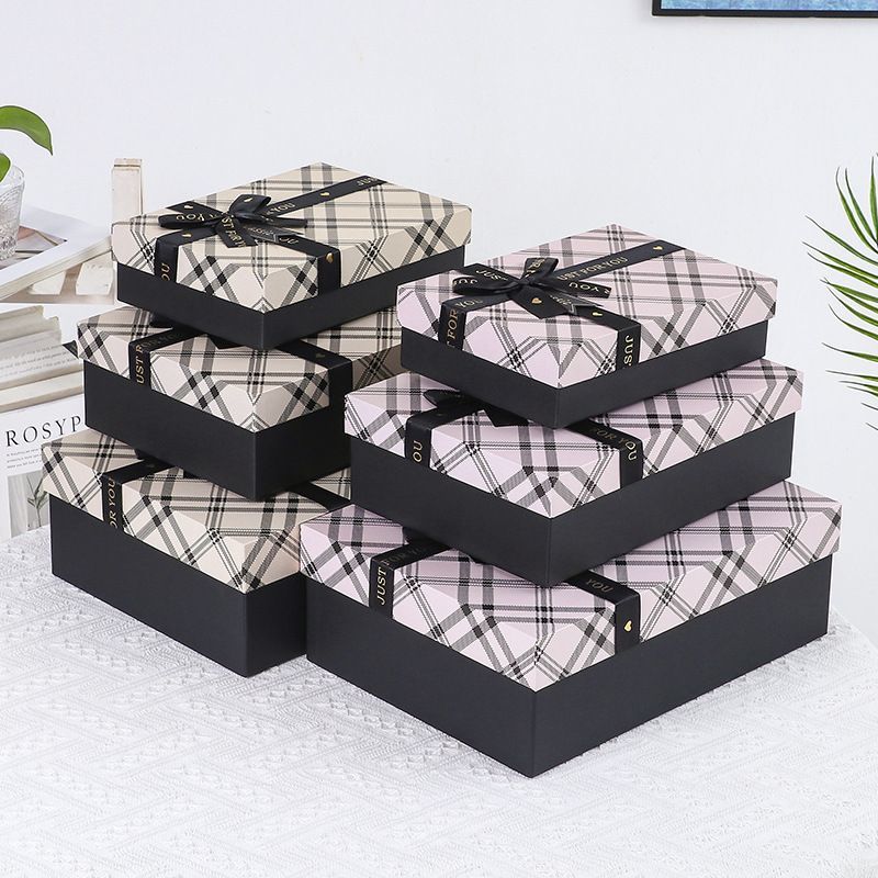 Solid Color Advanced Custom Logo Printing Fashionable Rigid Cardboard Packaging Apparel and Shoes Gift Box with Straps