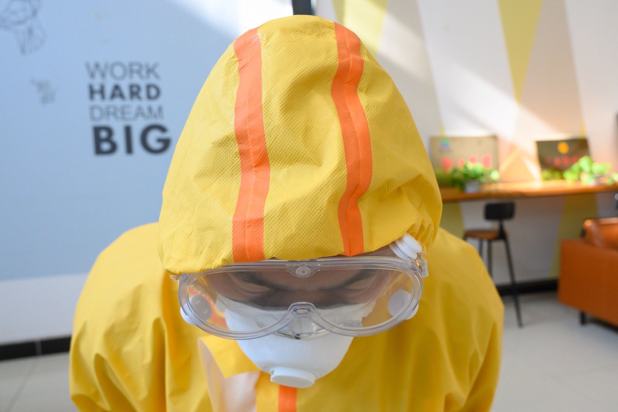 High Low PH Chemical Proof Suit PP PE Coated Type 3 Disposable Hooded Coverall