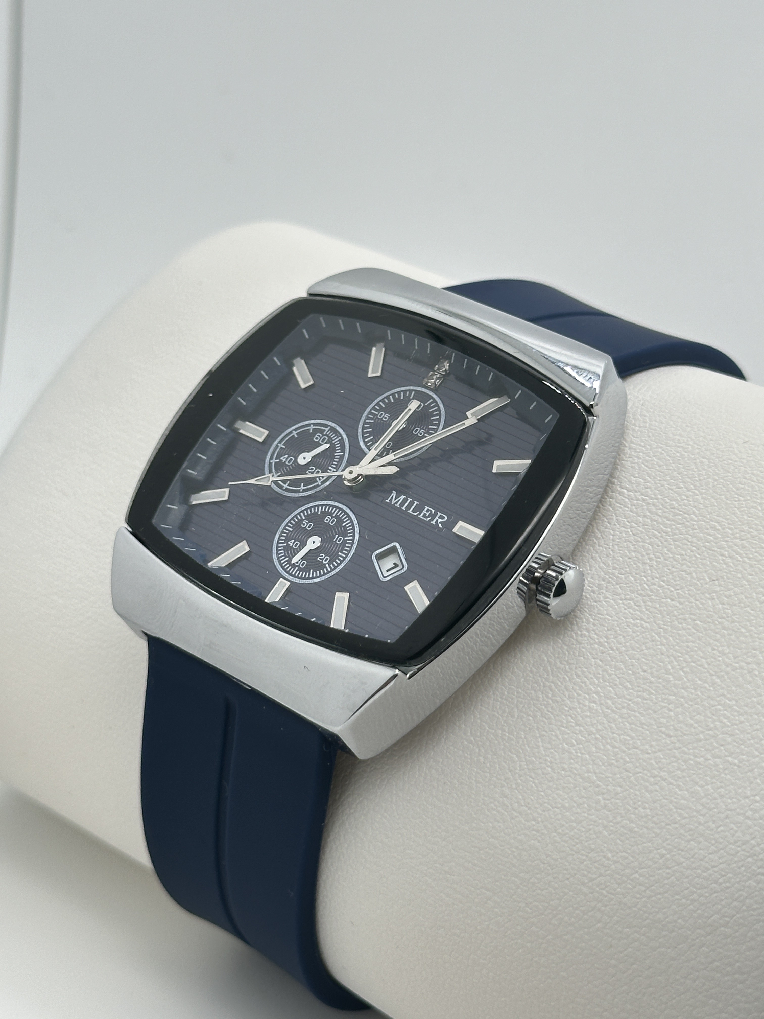 Men Fashion Watch Quartz Wrist Watch with Luminous Band Color Like The Picture