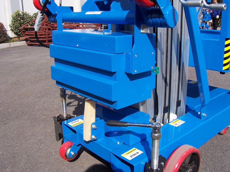 One Person Vertical Mast Lift Single Mast With 7.6 Meter Platform Height