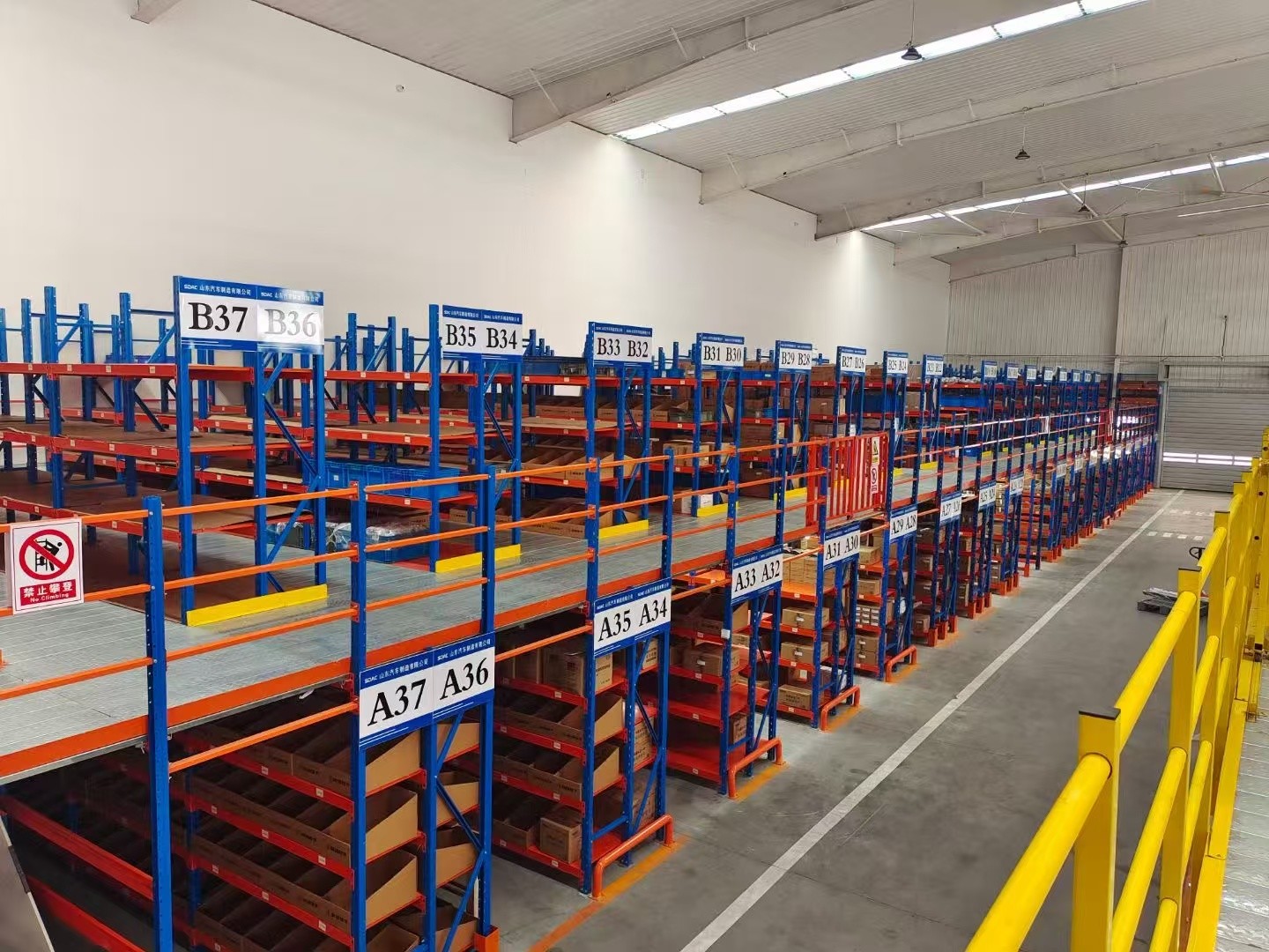Maximize Storage Capacity with Double Deep Pallet Racking System in Blue/Orange/Red/Grey Steel