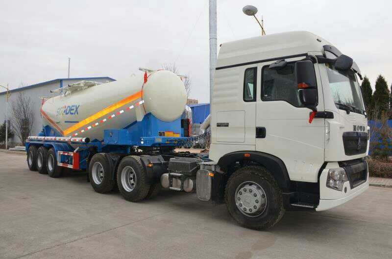 Sinotruck 30 Tons Semi - Trailer For DR CONGO Project Latex Matrix Emulsion Explosive Transport