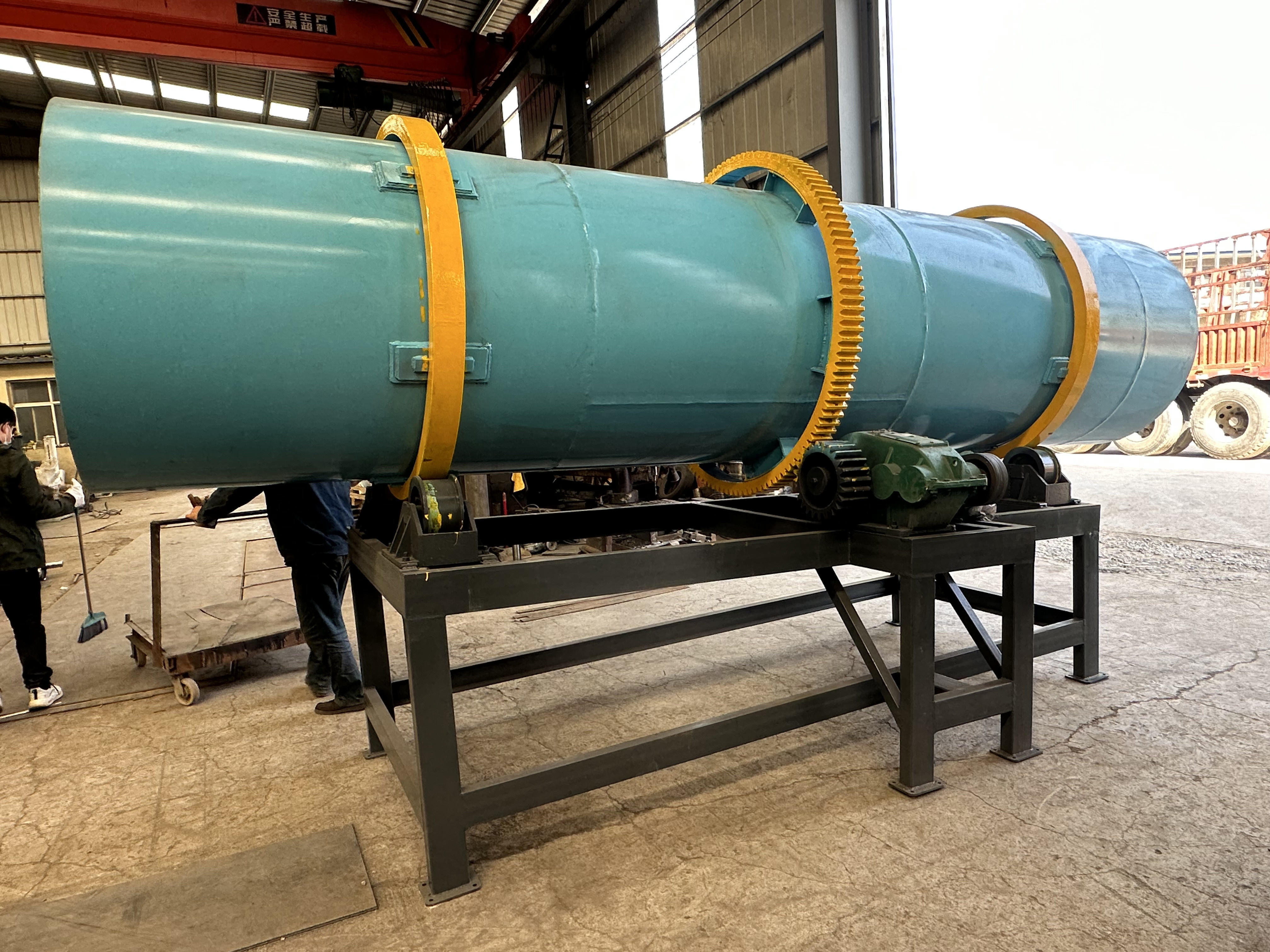 Film Coating Machine Has A Capacity Of 1-5t And Is Blue In Color. It Is A Rotary Film Coating Machine.