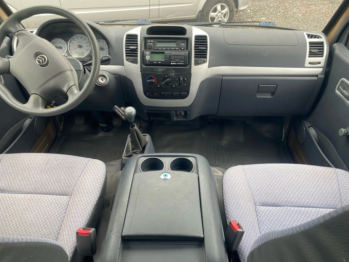 Used 12 Seater Minibus White And Blue Color 11 Seats Golden Dragon Hiace XML6532 Gasoline Engine LHD