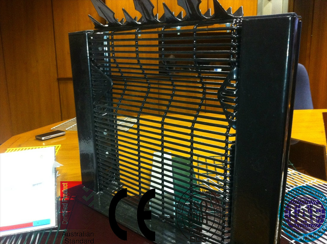 358 Prison Mesh with wall spike