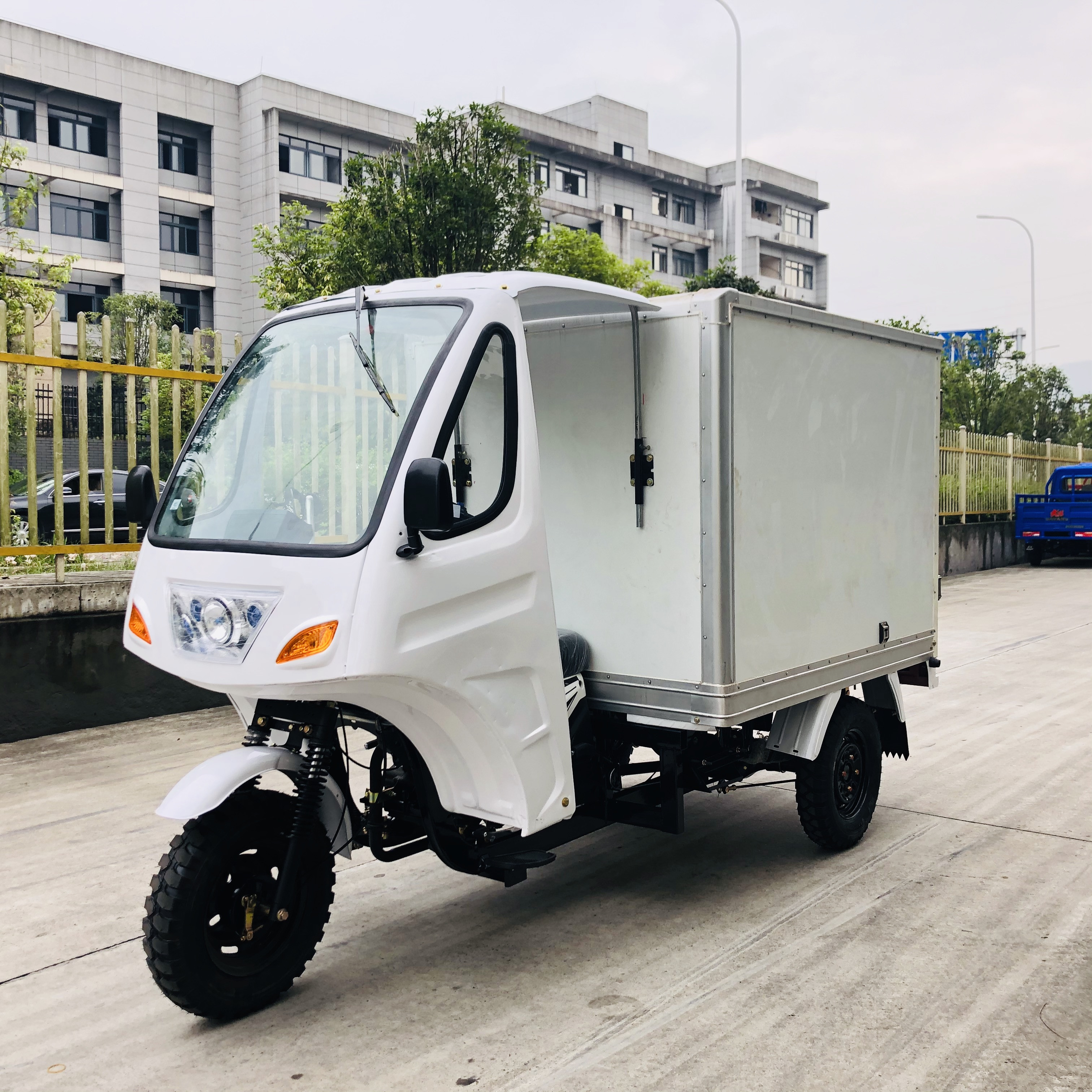 DAYANG Closed Body Express Cargo Tricycle AIR-cooling Engine 4.5 inch for B2B Shipping