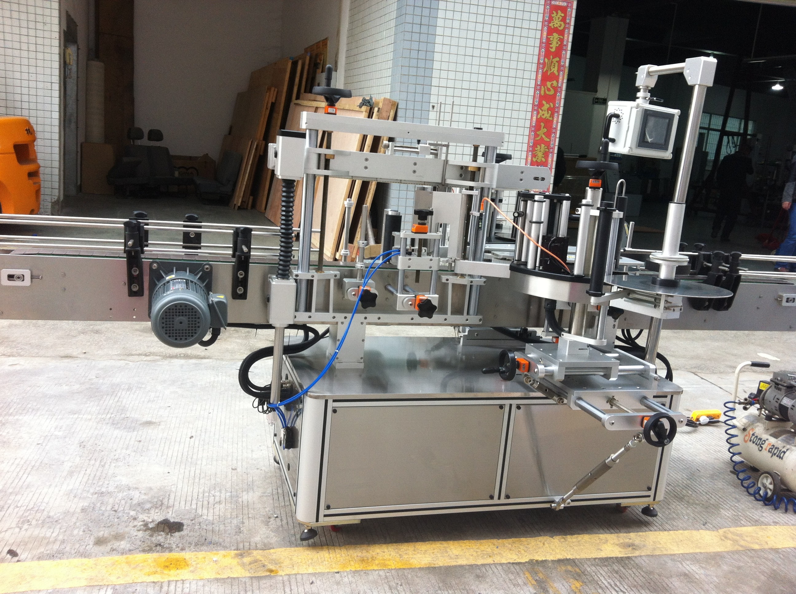 Bottle Label Applicator 0.33 L and 660mL. With speed of 10000 p/h