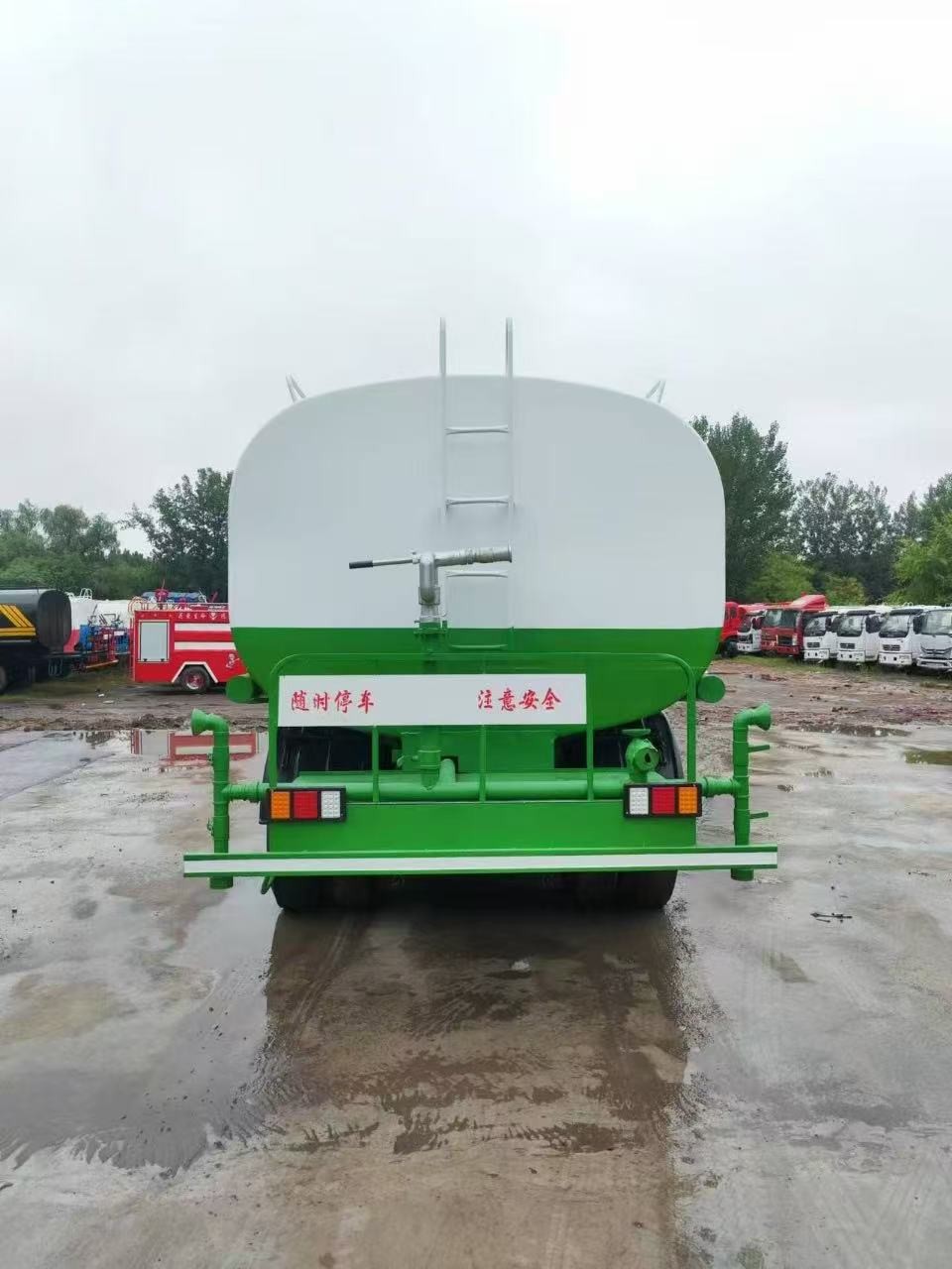 FAW Tank Watering Truck Dongfeng Sinotruk HOWO Shacman Road Sprinkler Sanitation Vehicle 20000/30000L 6X4 Heavy Duty Milk Tanker Drinking Water Truck