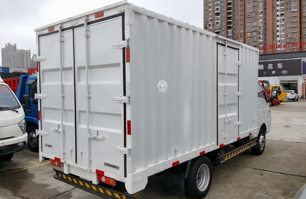 Left Steering Dongfeng 4x2 Wheel Delivery Lorry Cargo Truck with Gross Vehicle Weight 5000 kg