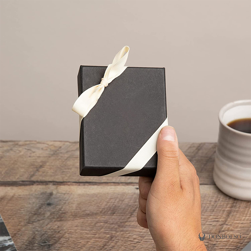Stylish Magnetic Closure Wallet with Customized Pop Up Holder and Zipper Pocket