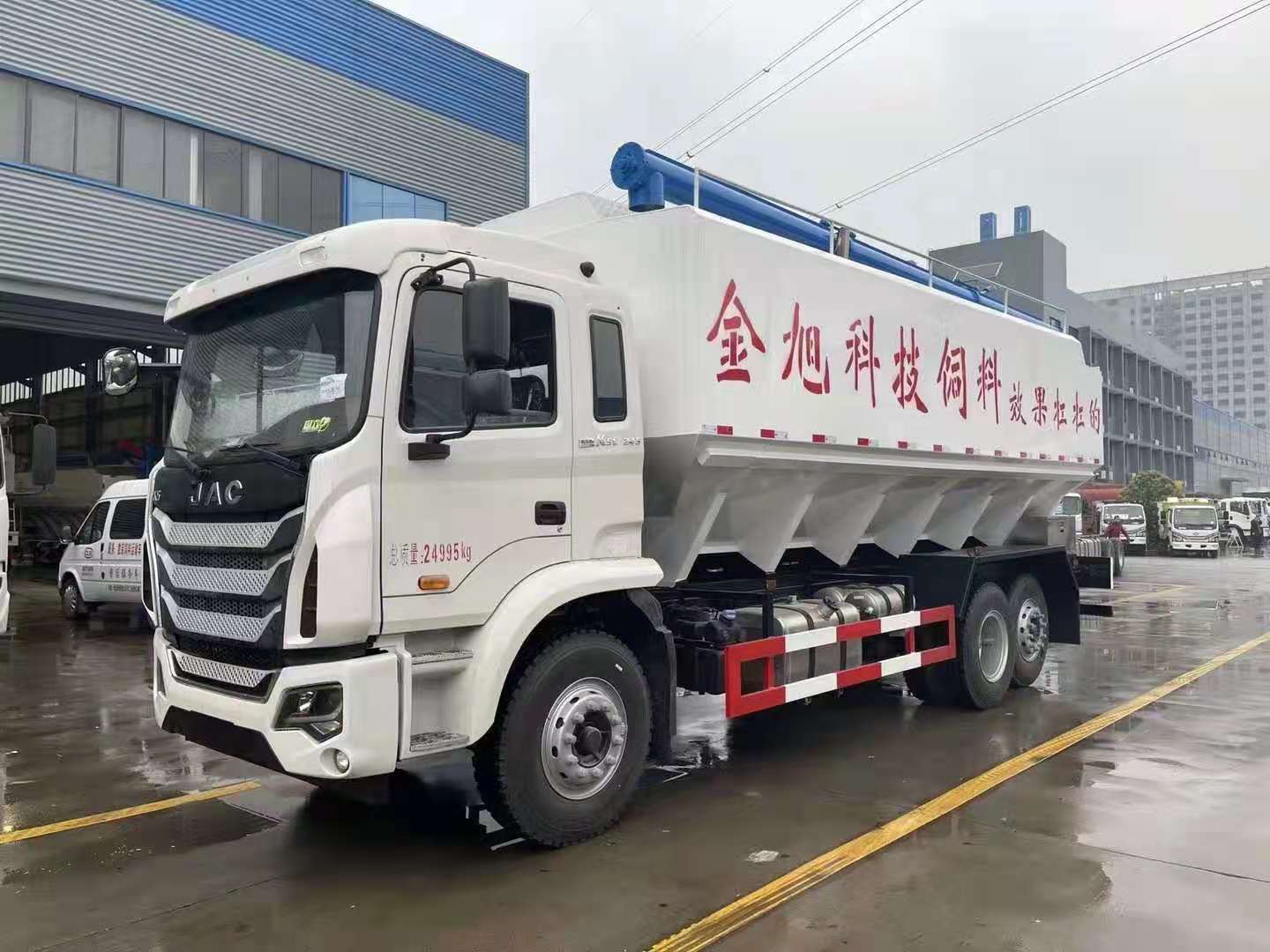 EU2-6 JAC Small Three-axle Aluminum Alloy Hydraulic Feed Truck Bulk Feed Transport Vehicle Raising Animals,livestock,Poultry
