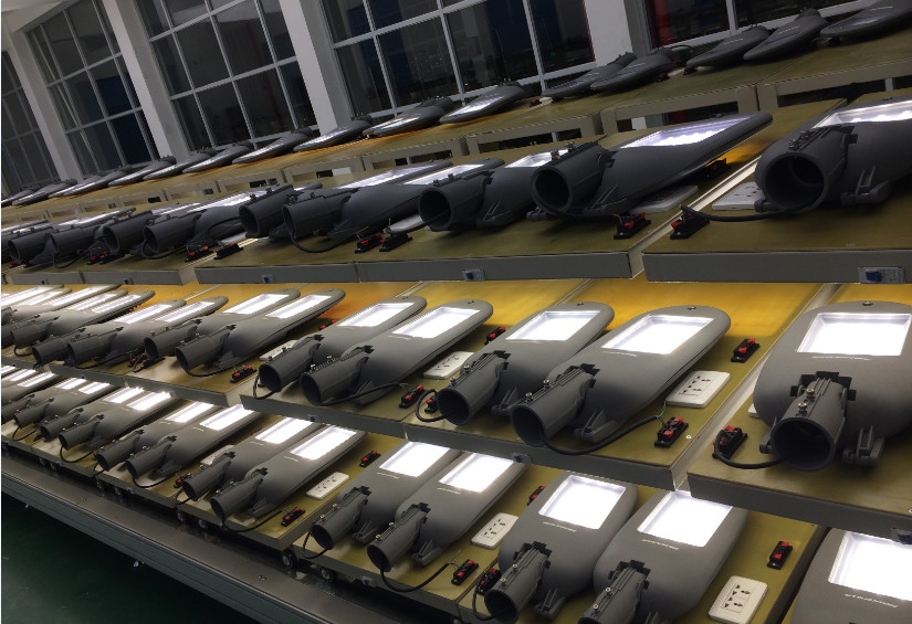 Fashion Gray / Black / Silver IP66 40W LED Street Light Fixtures 485*230*98mm