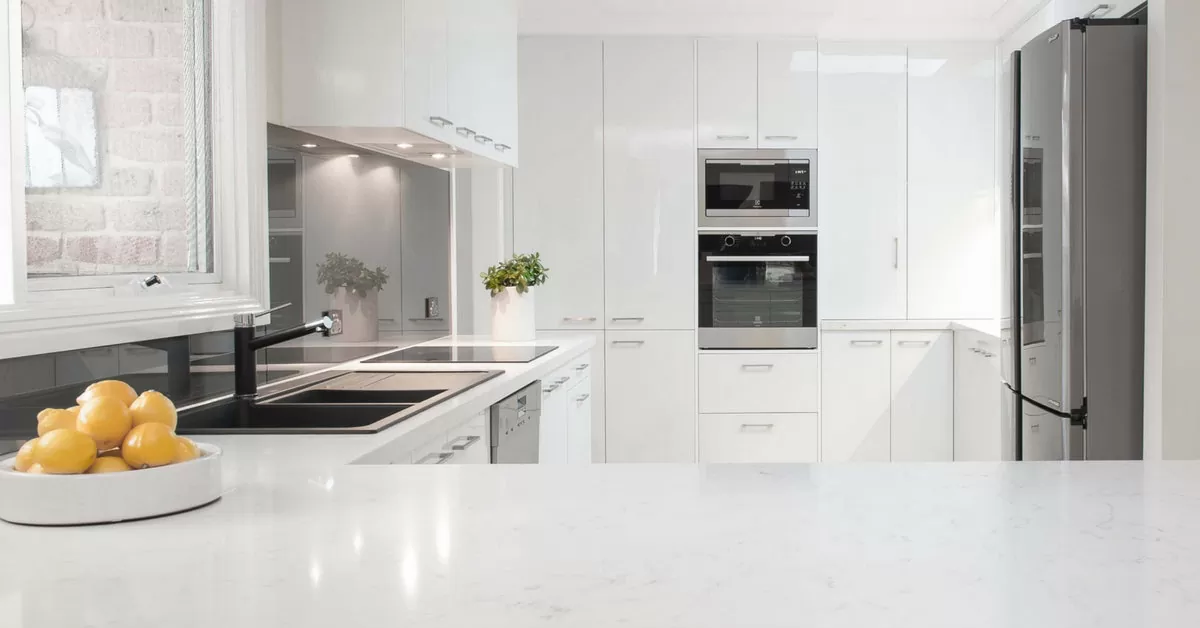 High Gloss Lacquer Kitchen Cabinet with Customized Modern Style and Acrylic Door Panel