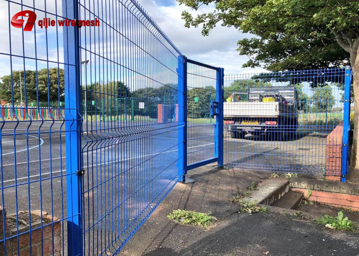 curved mesh fence 