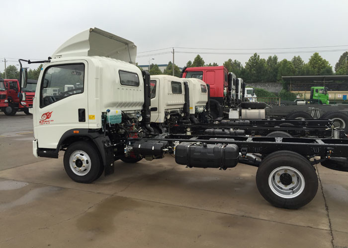 SINOTRUK Refrigerated Van Truck For Frozen Food High Temperature Stability 20CBM
