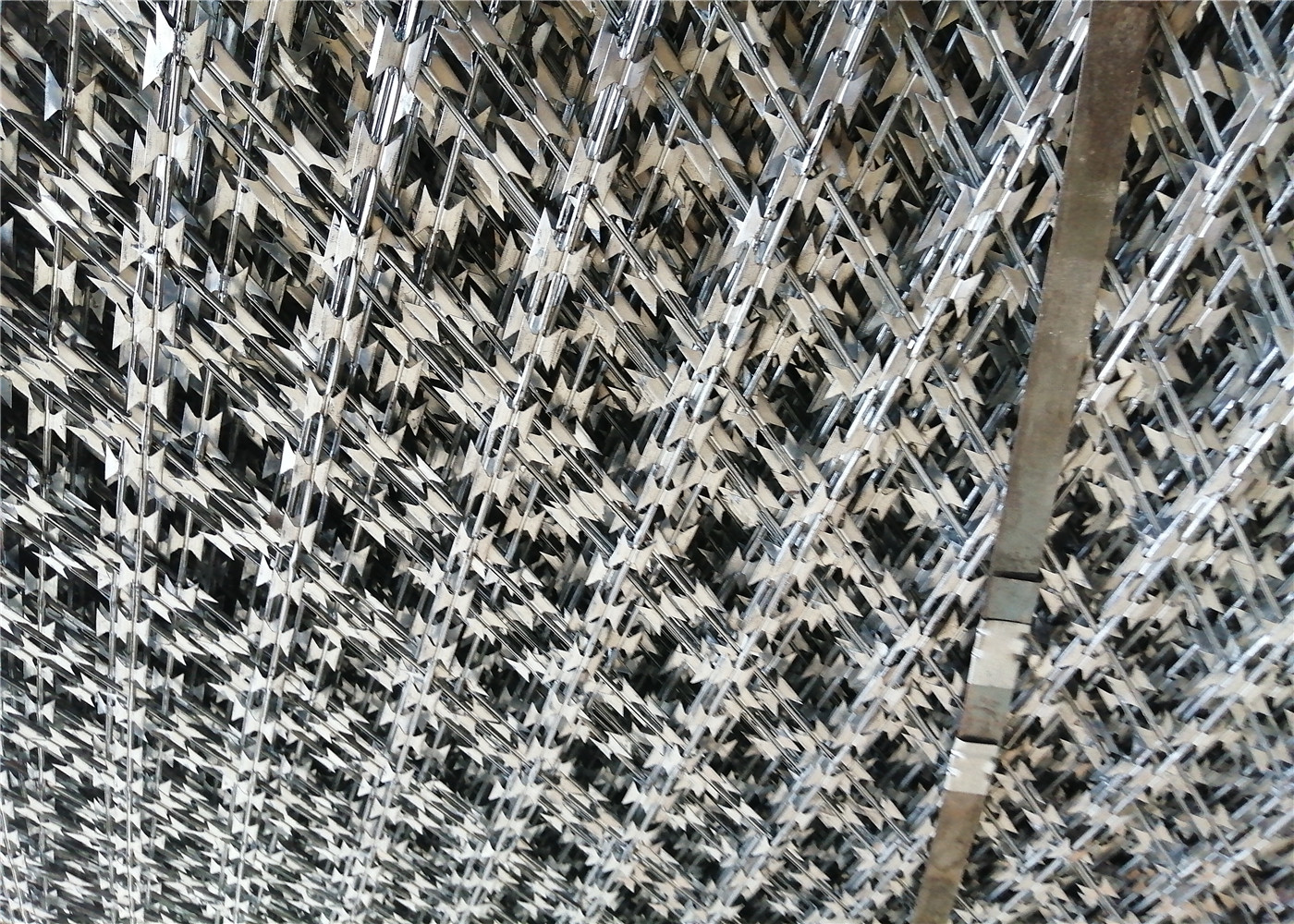 Hot Dipped Galvanized Welded Razor Wire Mesh 100mm*100mm mesh aperture