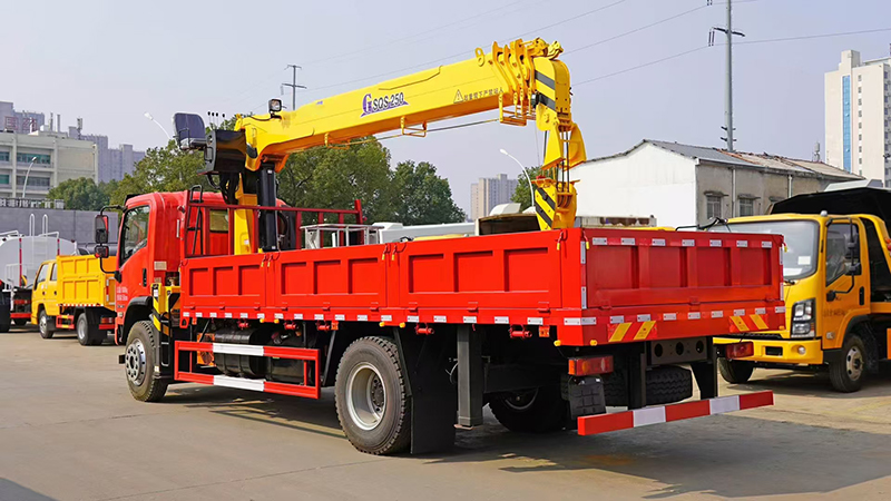 Export Customization 4x2 Dongfeng Brand 8 Tons Crane Mounted Truck in Stock