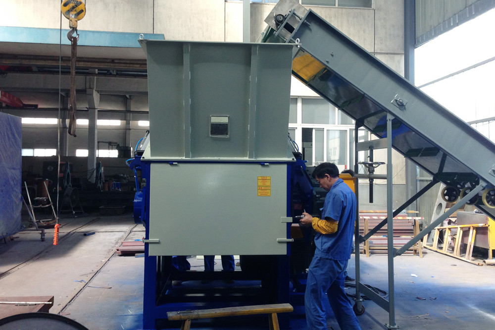 Single Industrial Plastic Shredder 380V 3 Phase 650*1050mm Feeding Mouth
