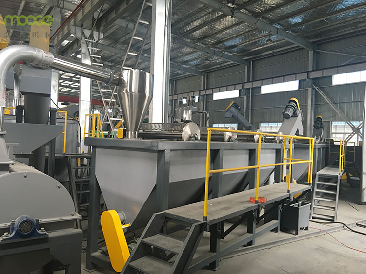 Plastic recycling sink float separating washing tank