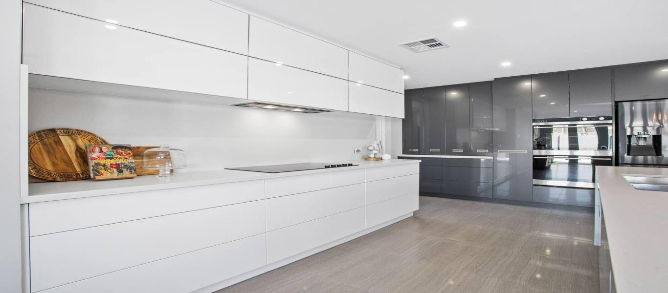 Modern Lacquer Glossy Kitchen Cabinet Set with Quartz Stone Countertop and Handle Knob