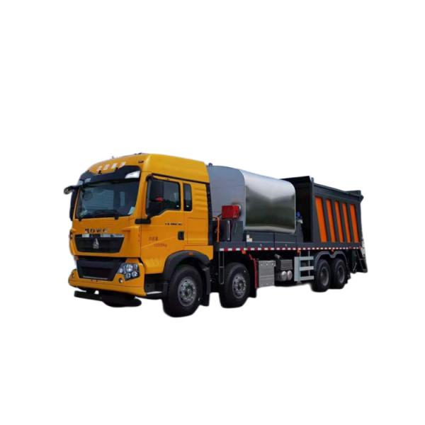 HOWO 8X4 Synchronous Chip Sealer Truck Asphalt Macadam Seal Road Building
