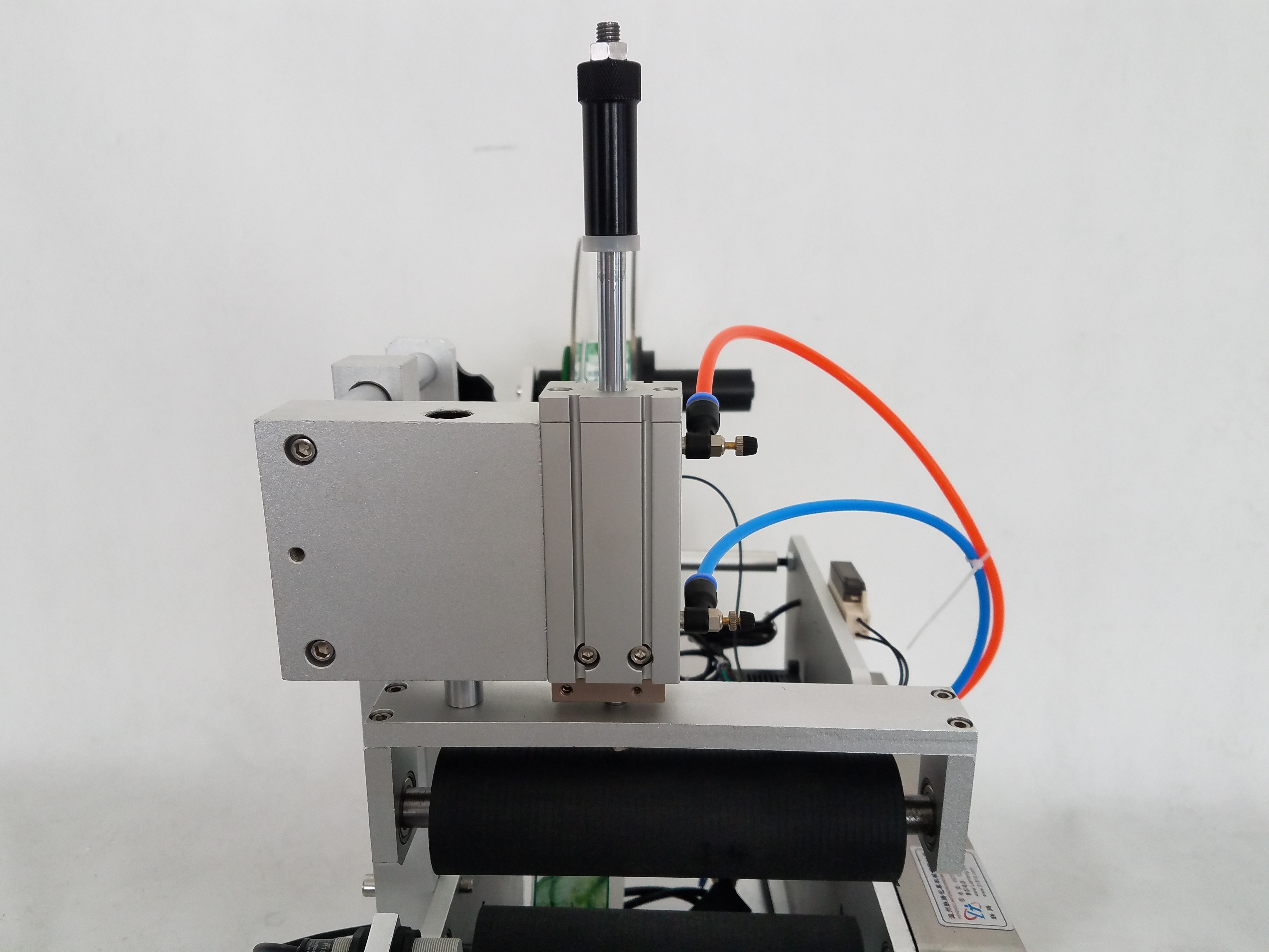 Pneumatic Packaging Labeling Machine Semi Automatic For Round Bottle