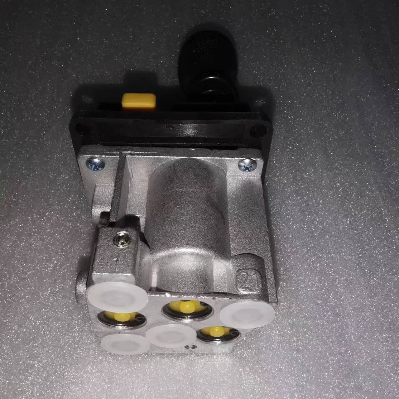 Howo 14750652h Pneumatic Control Valve for Hydraulic and Hand Brake Control Operation