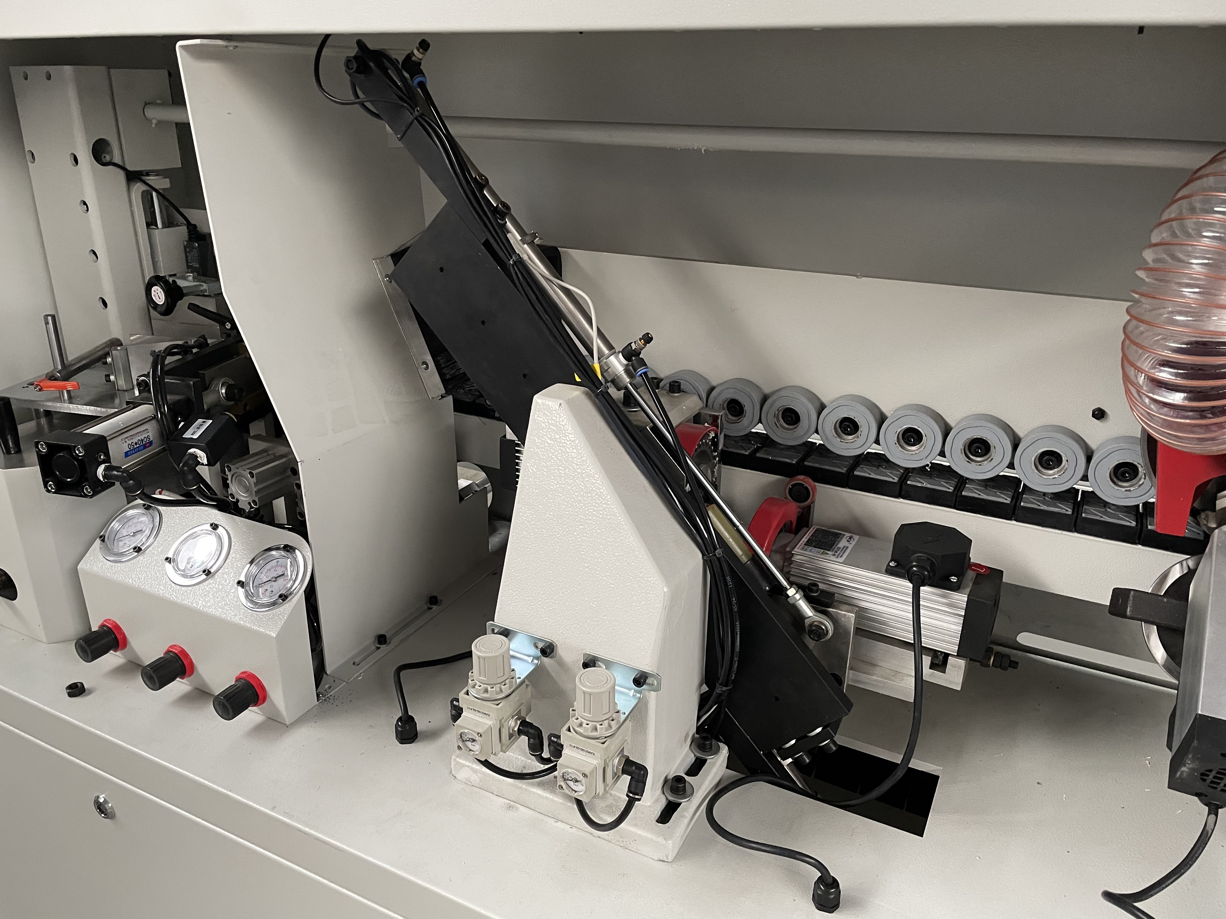 Efficiently Finish Your Woodworking Projects with M5 Auto Edge Banding Machine at 0.6Mpa