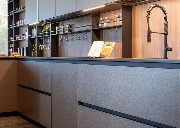 Laminate Modern Modular Kitchen Cabinets High Gloss Finish And Quartz Top