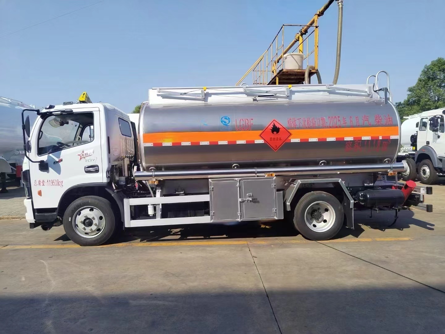 Diesel Engine 4X2 Drive Fuel Tank Truck , Metal Tank 6 Tires lPG transport truck