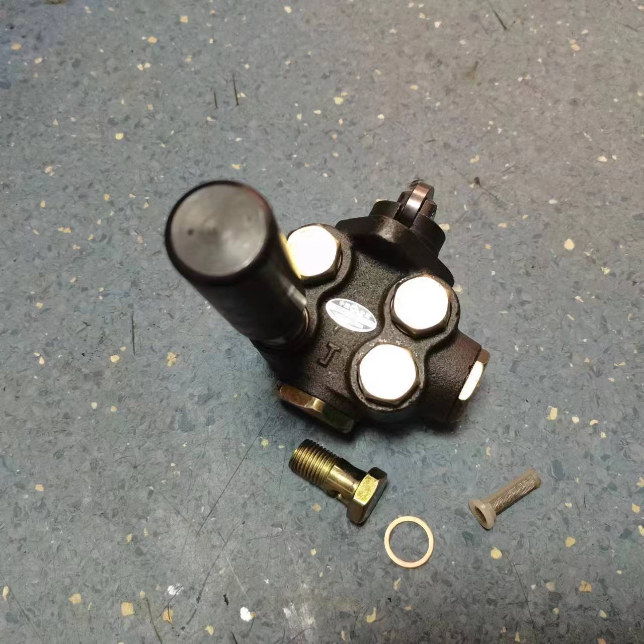 OE NO. 1614080719 Iron Fuel Supply Pump for Heavy Duty Truck HOWO/SHACMANT Truck Parts