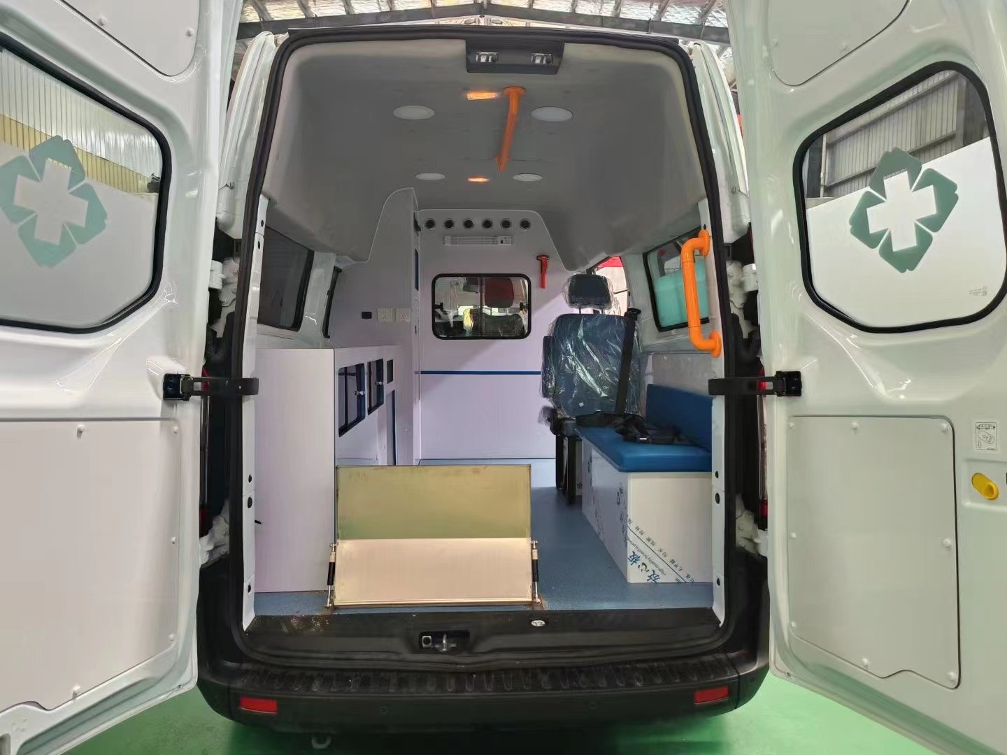 High-performance Emergency Ambulance Car 3750kg GVW medical vehicle