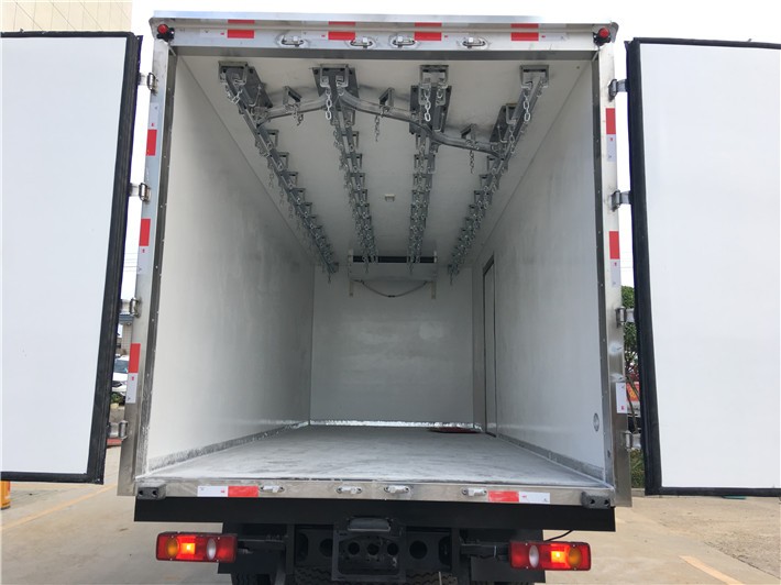 White / Red Color 6.8m FAW 4X2 Refrigerated Truck With 5800mm Wheelbase