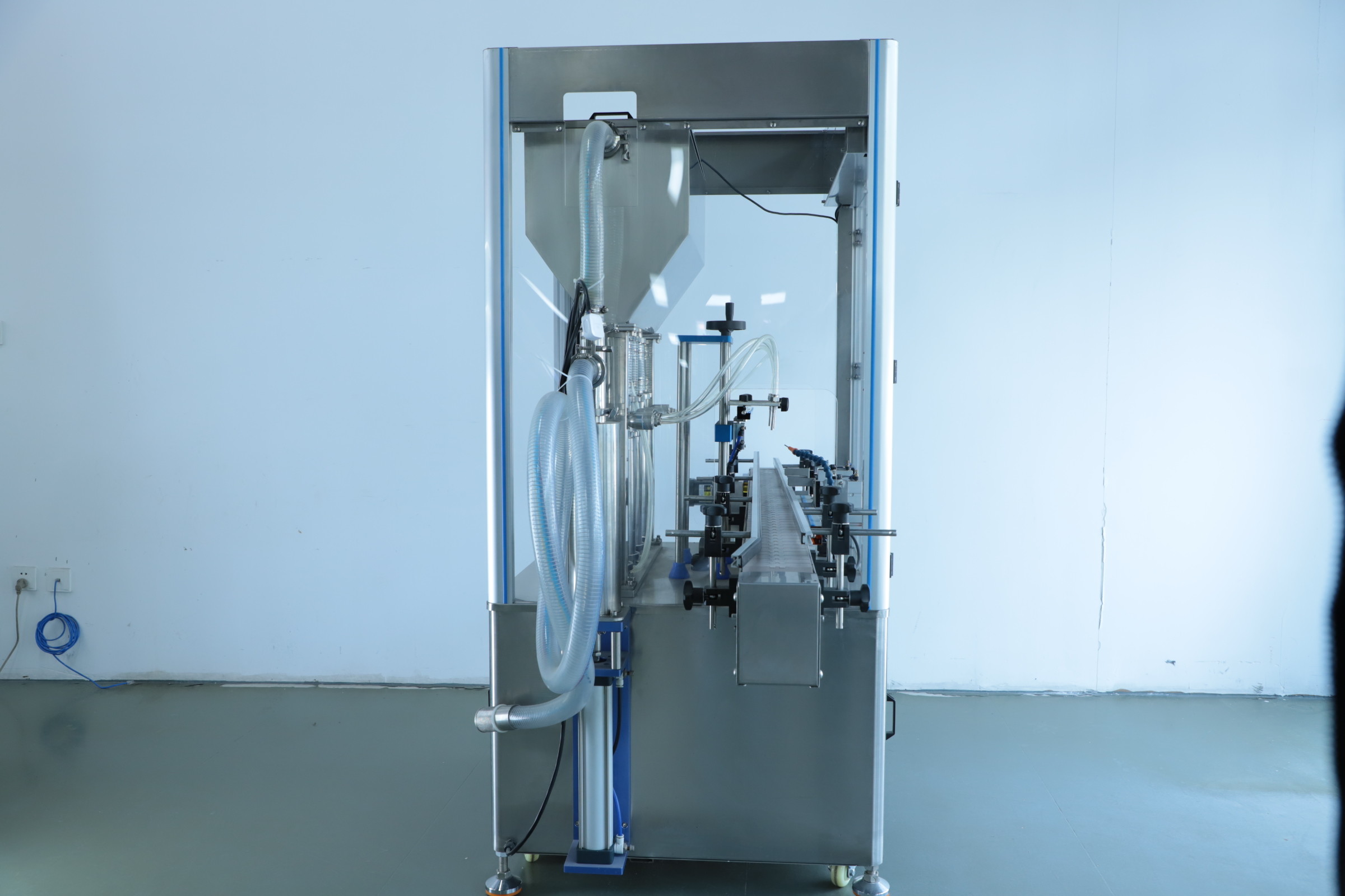 2.2KW 4 Heads Cosmetic Liquid Filling Machine 1400*1000*1700mm 30-50 Bottles / Min