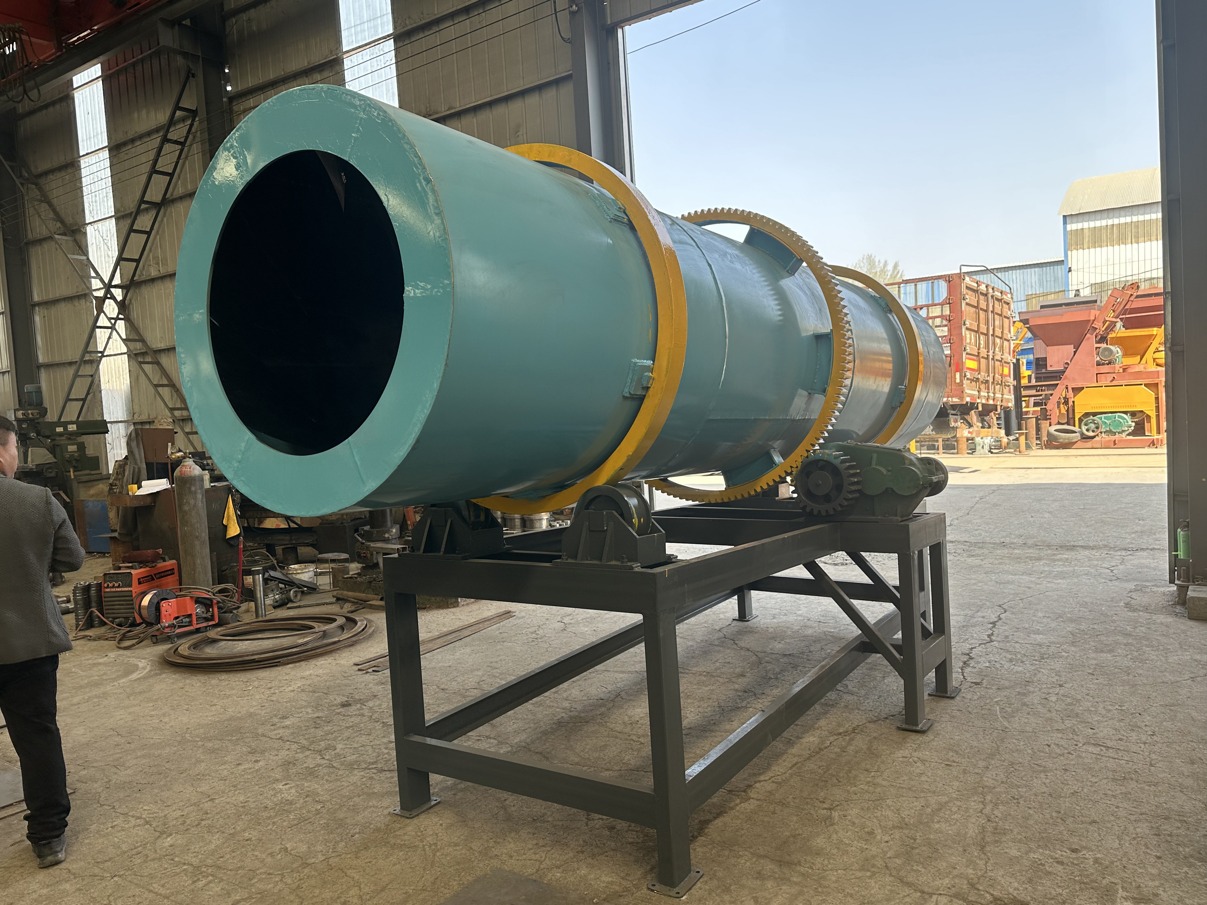 Film Coating Machine Has A Capacity Of 1-5t And Is Blue In Color. It Is A Rotary Film Coating Machine.