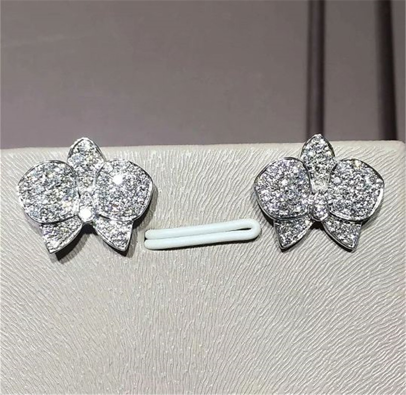 C orchid Earrings 18K white gold, each with 27 diamonds.Carving delicate petals with precious materials