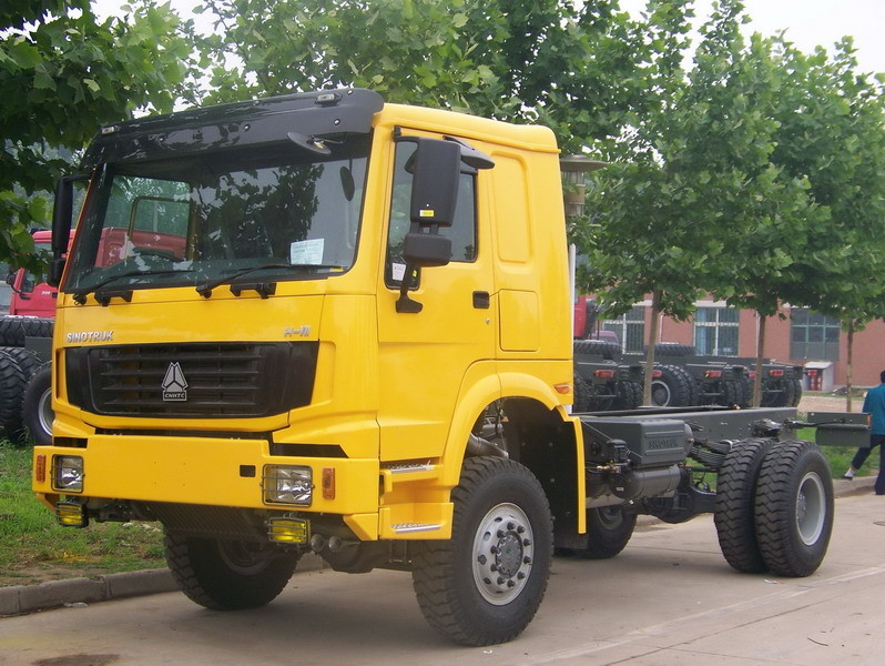 SINOTRUK 371HP 15 Ton Prime Mover Truck in Green Manual Unloading Diesel Trucks Global Machine