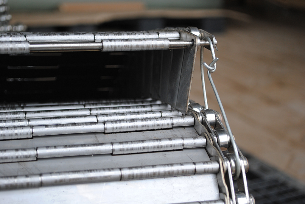 Light Grey Stainless Steel Plate Link Conveyor Belt With Baffle