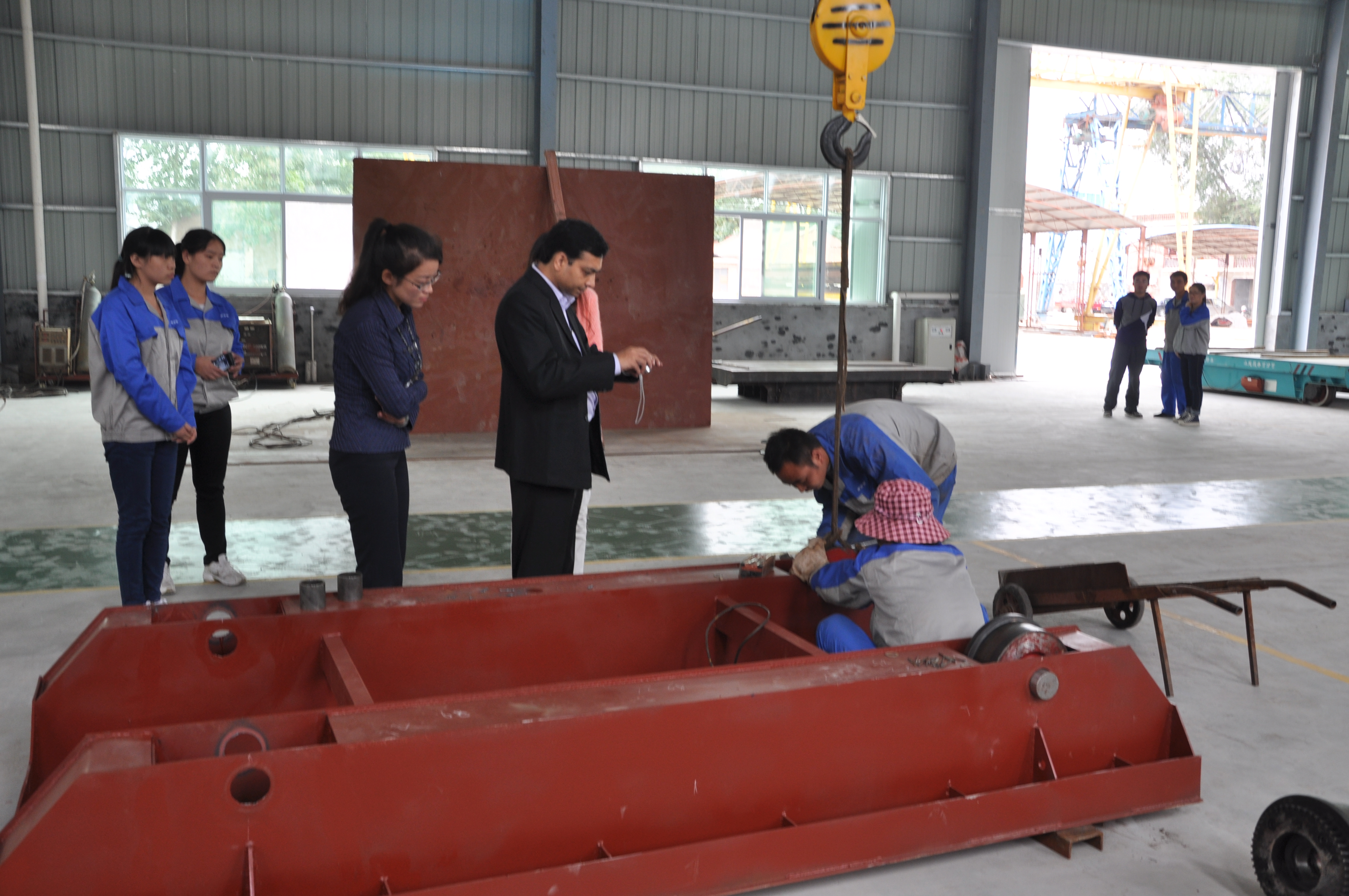 rail coil car with lifting device