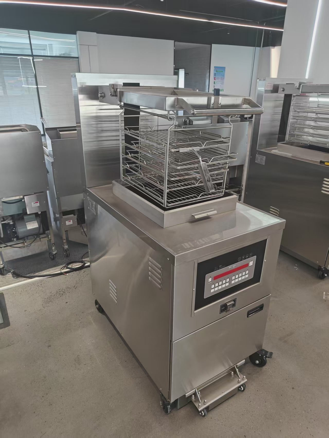 8HD Electric Digital Computer Panel 55L 5 Fry Tray Big Productivity 17KW Open Deep Fryer