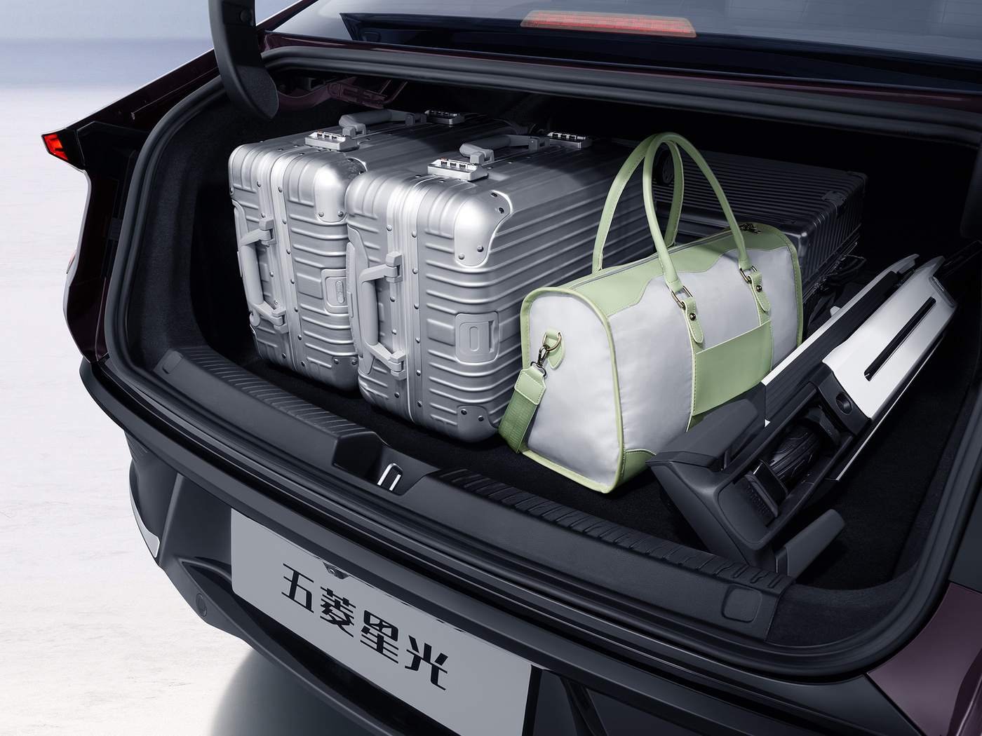 2024 Wuling Starlight 1.5L Hybrid Energy Vehicles with Lithium Iron Phosphate Battery and 150km Pure Electric Range