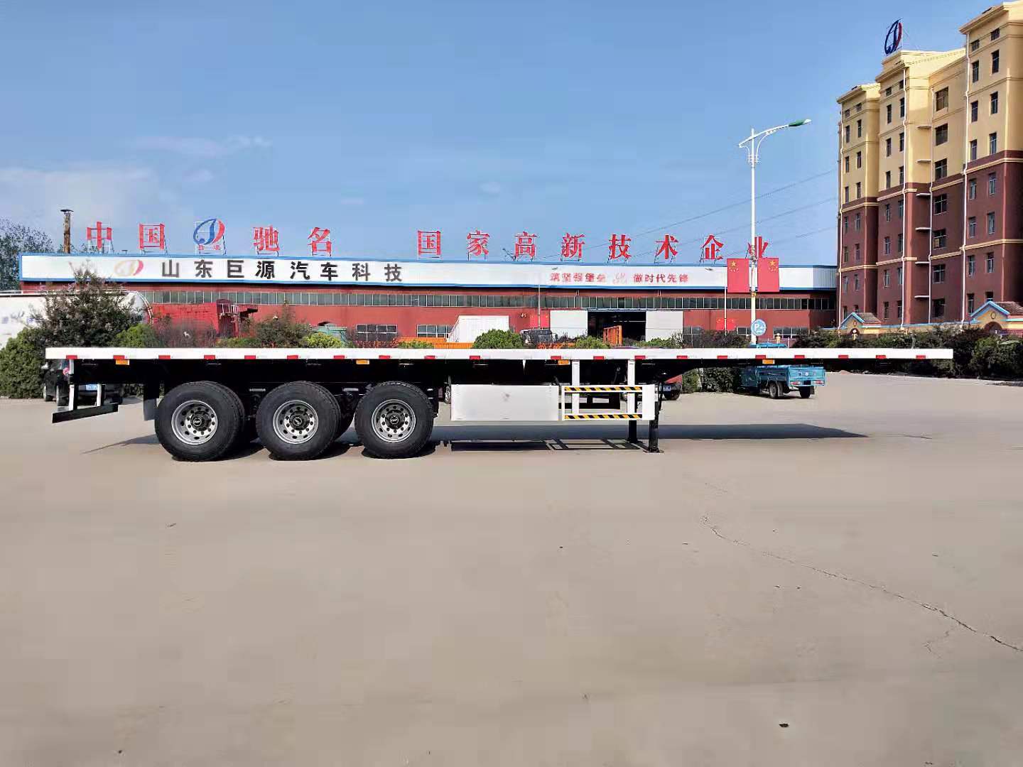 Japan Market Semi Truck Flatbed Trailer with 80T Max Payload and Hydraulic Ladder