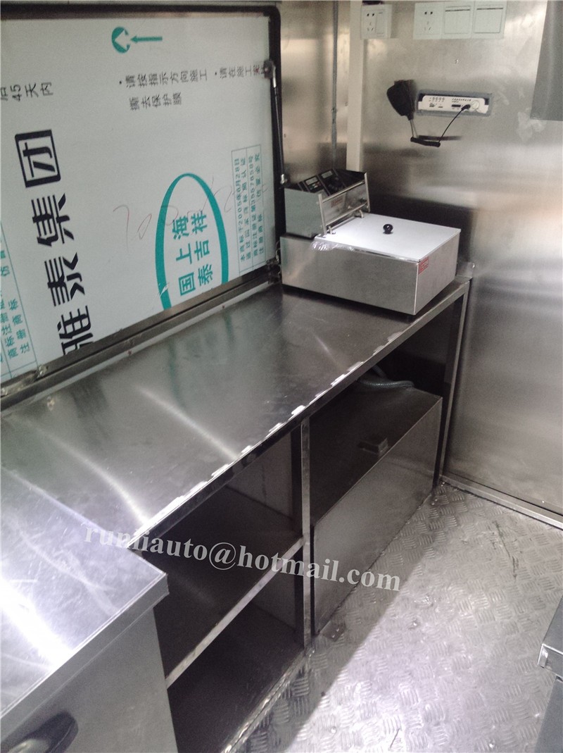 Custom Logo RHD Mobile Fast Food Truck In Malaysia Euro4 Emission Standard